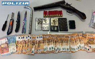 Droga e armi in auto a Sappanico: due agli arresti domiciliari